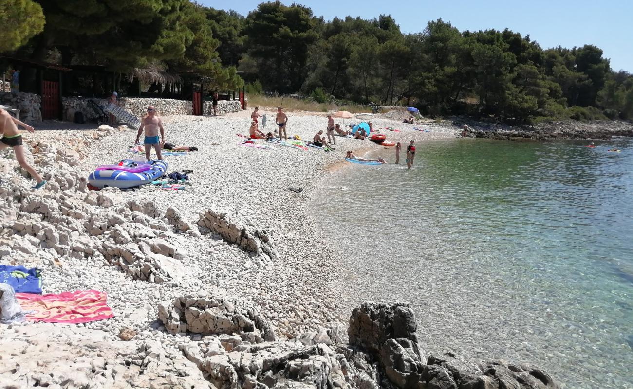 Photo de Okrug Gornji beach avec petits galets beige de surface