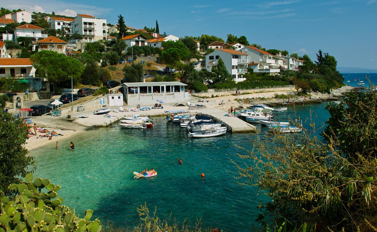 Photo de Mavarstica beach avec petits galets beige de surface