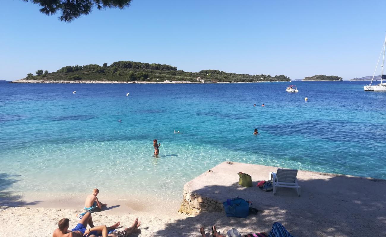 Photo de Duga beach avec caillou fin clair de surface