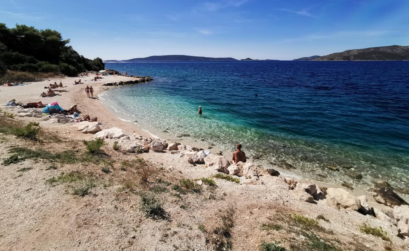 Photo de Kava beach avec caillou fin clair de surface