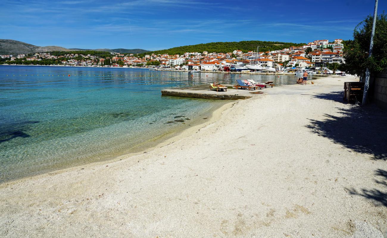 Photo de Okrug Gornji III beach avec caillou fin clair de surface