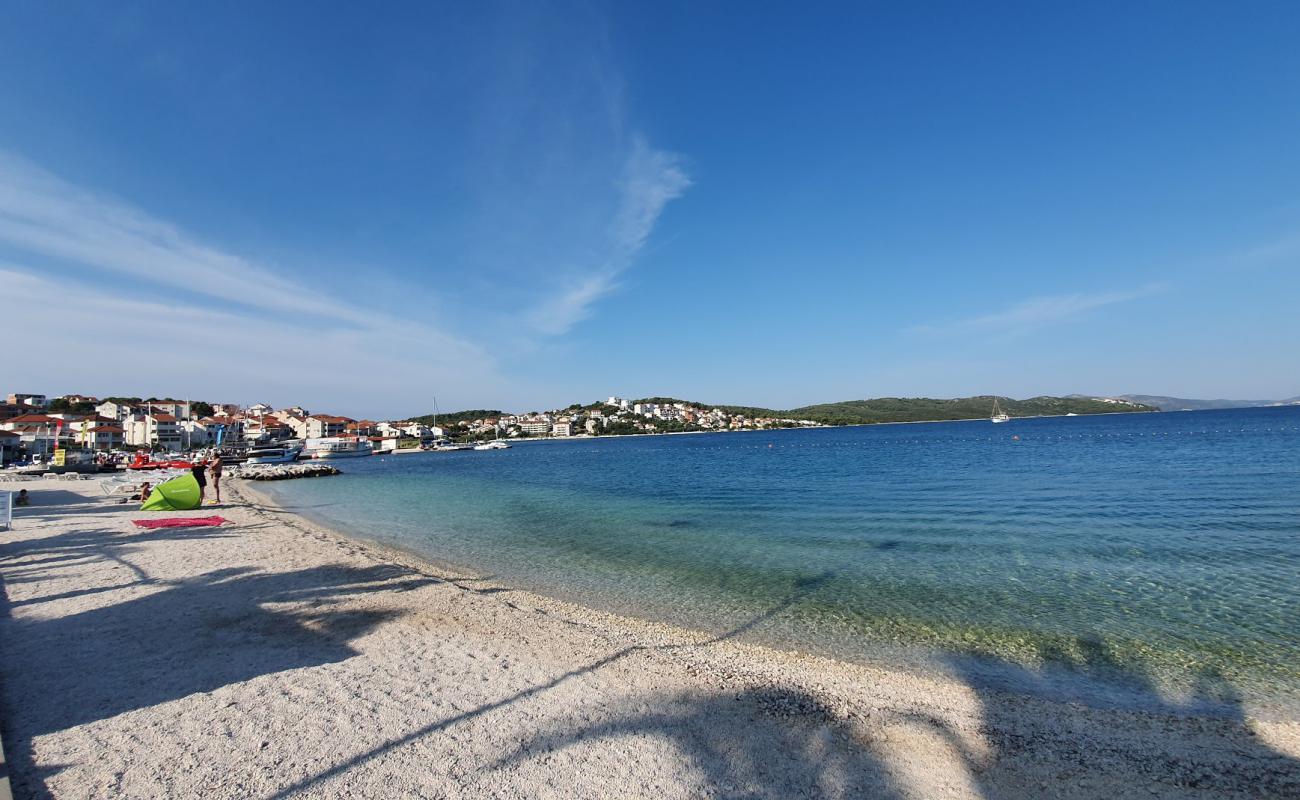 Photo de Okrug Gornji IV beach avec caillou fin clair de surface