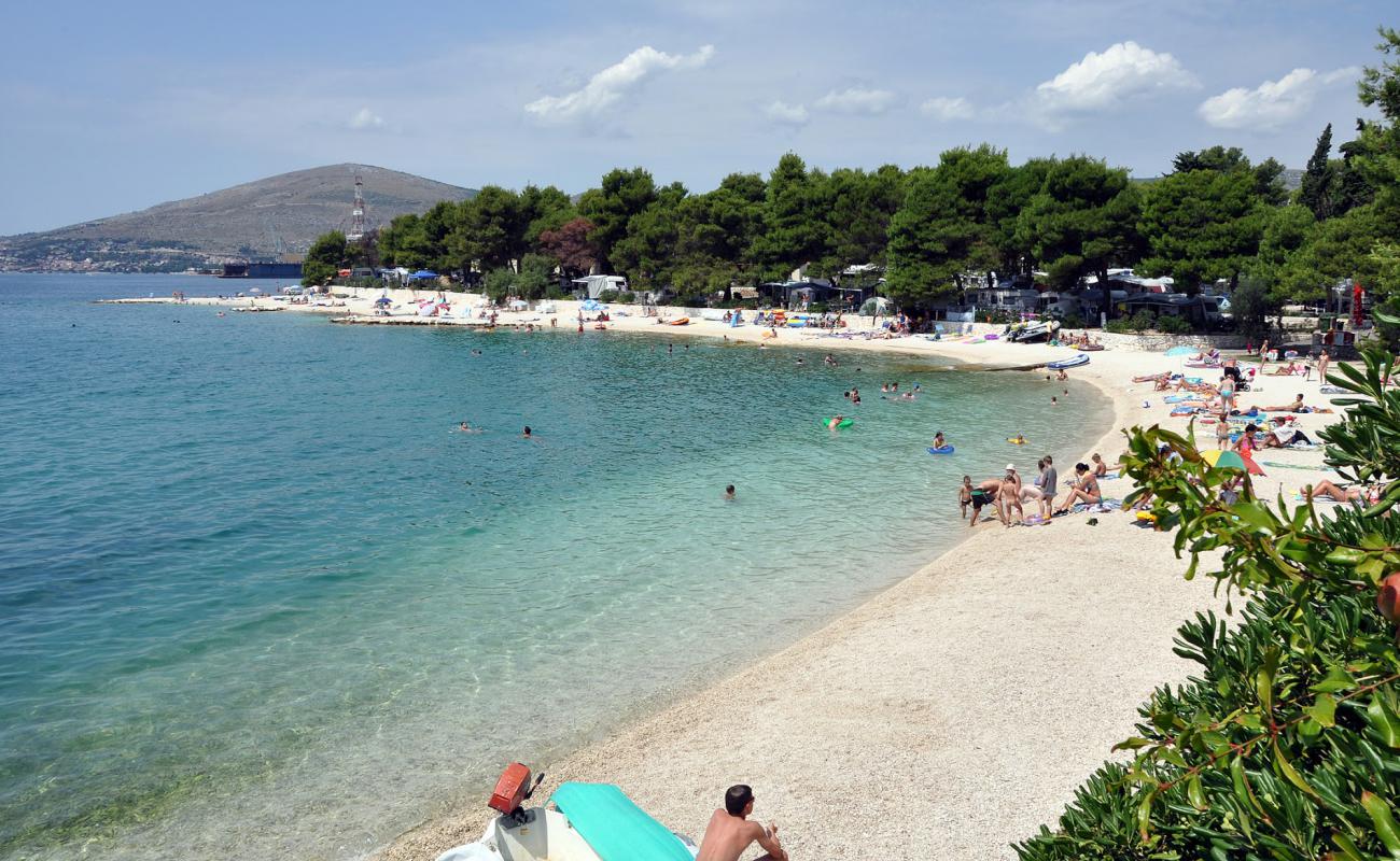 Photo de Okrug beach avec petits galets beige de surface