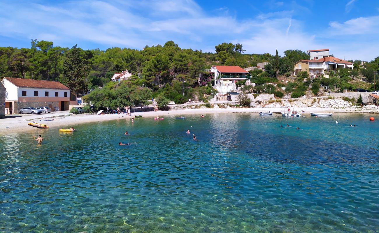 Photo de Banje beach avec galets beige de surface