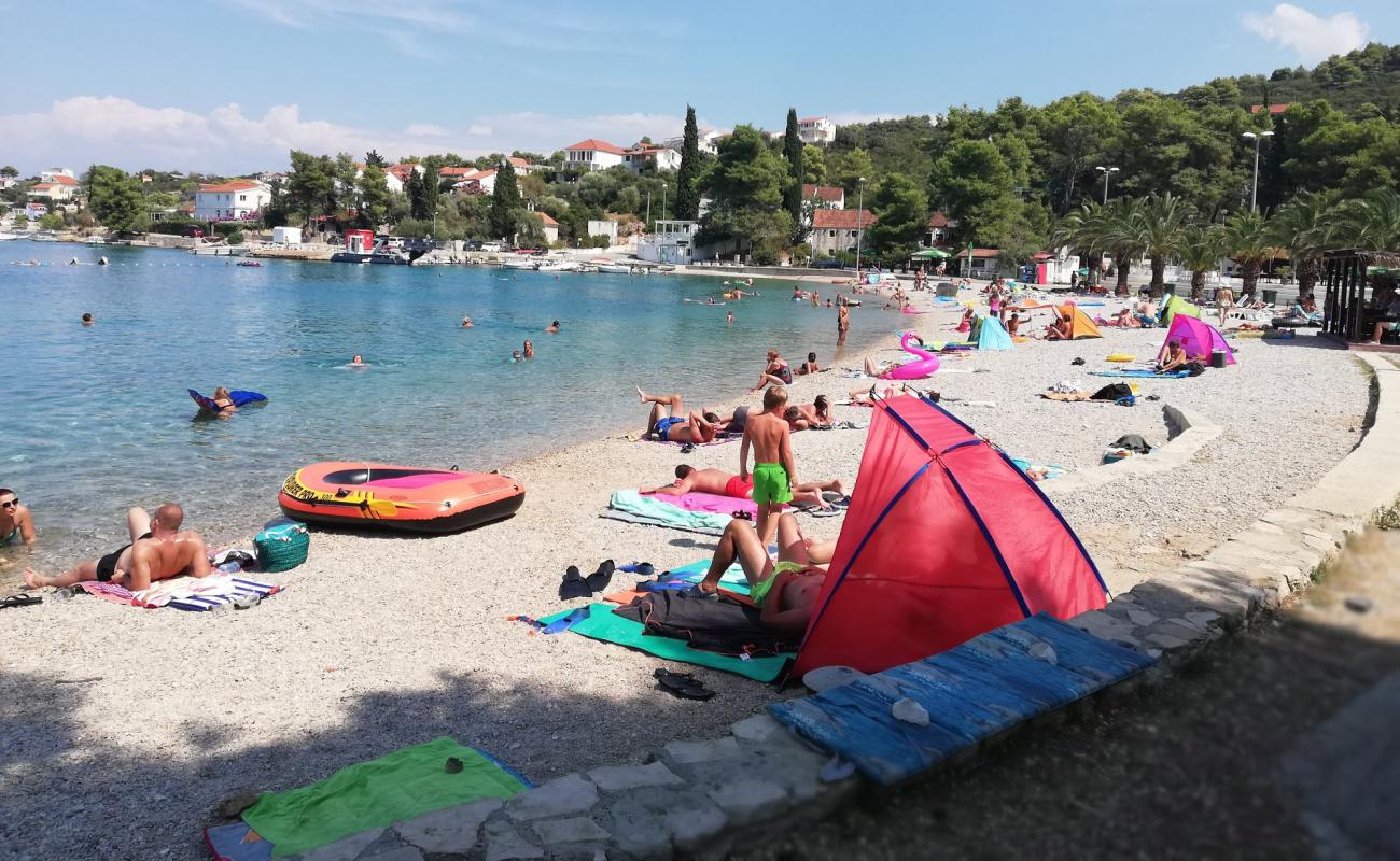 Photo de Necujam beach avec caillou fin clair de surface