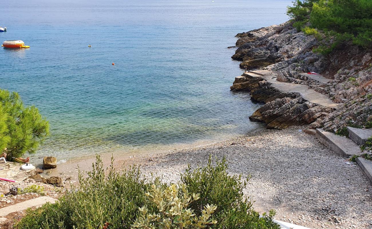 Photo de Maja's beach avec caillou gris de surface