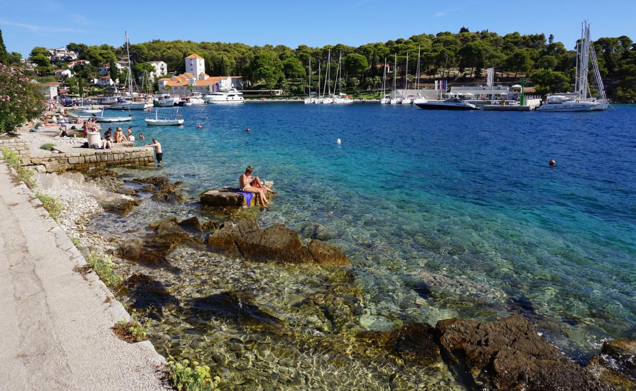 Photo de Sipova beach avec sable beige de surface