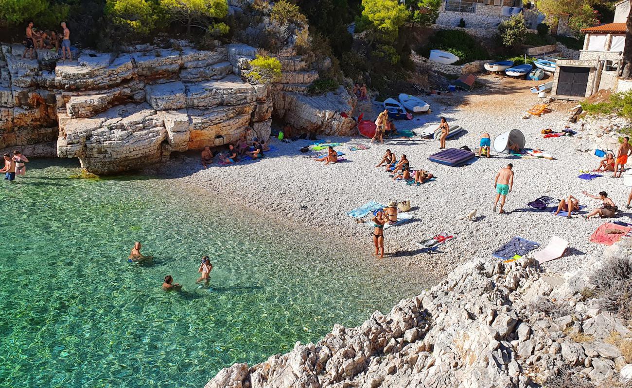 Photo de Pritiscina beach avec caillou clair de surface