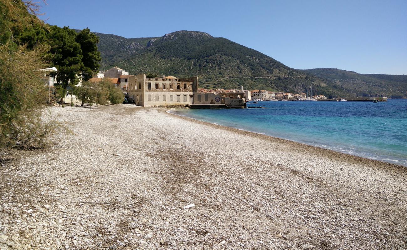 Photo de Gusarica beach avec caillou clair de surface