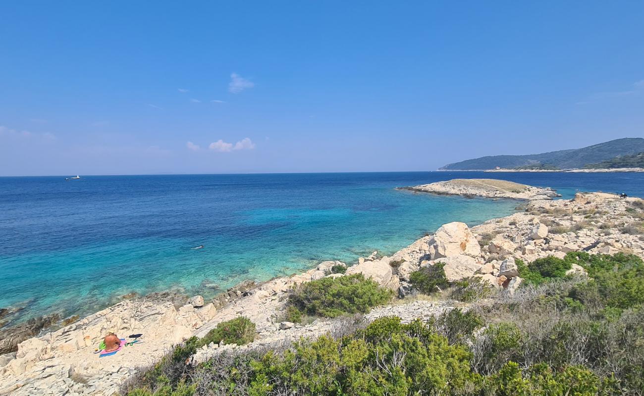 Photo de Komarca beach avec roches de surface