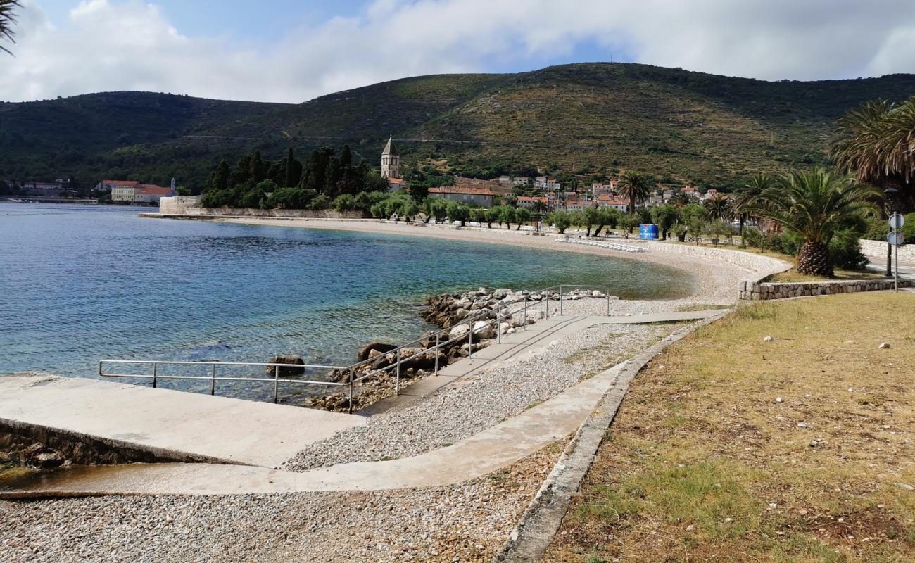 Photo de Prirovo beach avec caillou fin clair de surface