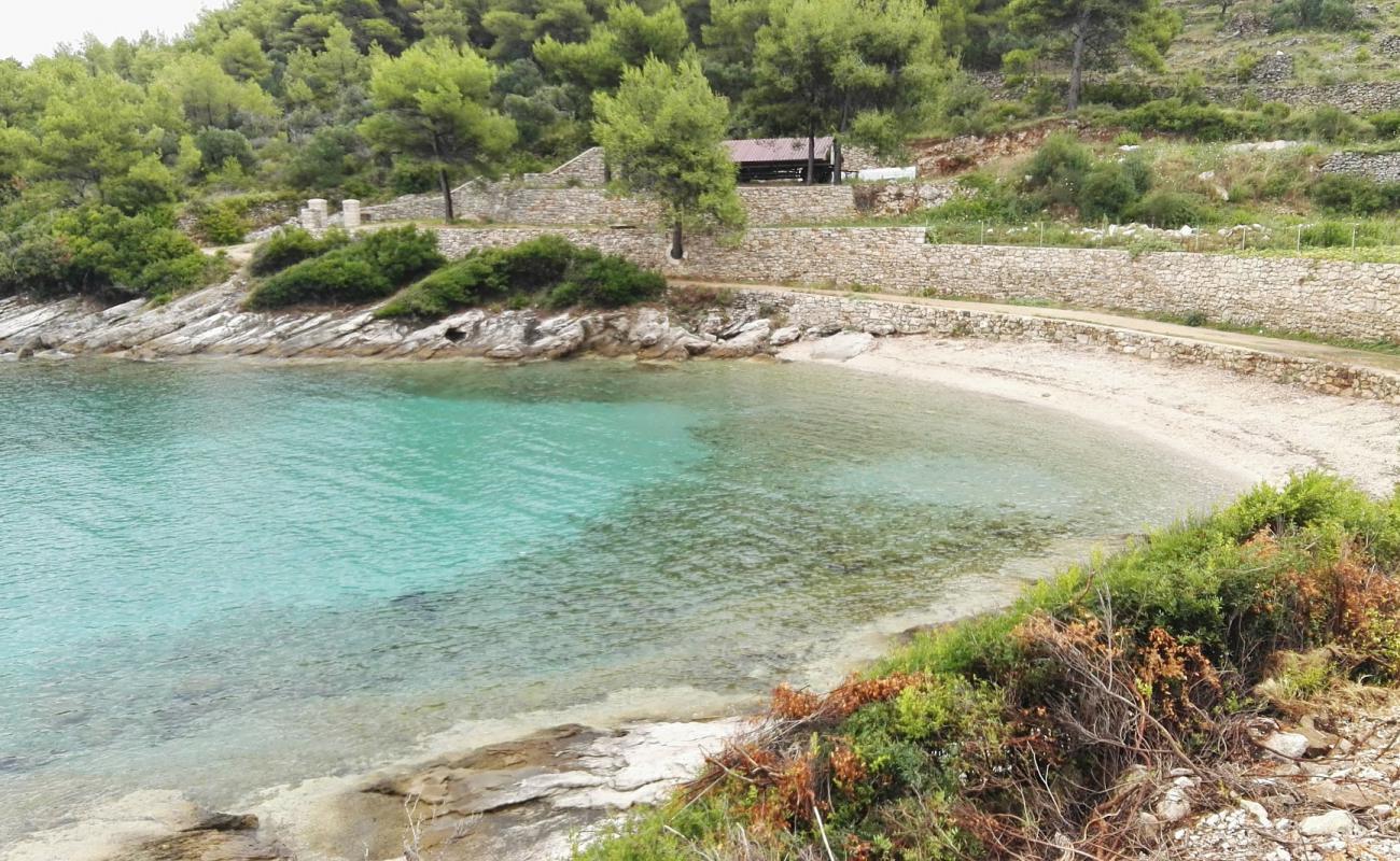 Photo de Lovrecina beach II avec sable clair avec caillou de surface