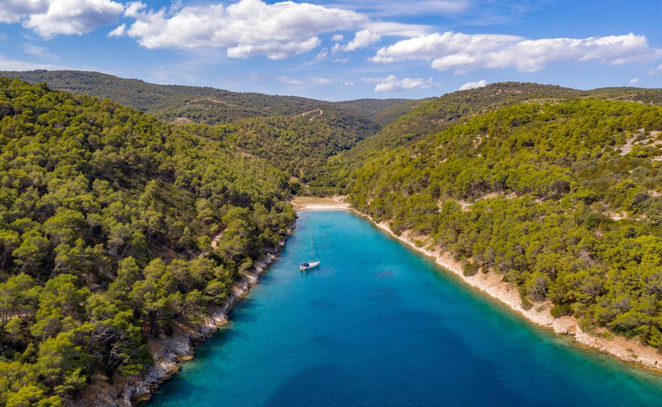 Photo de Dramotinj beach avec petits galets beige de surface
