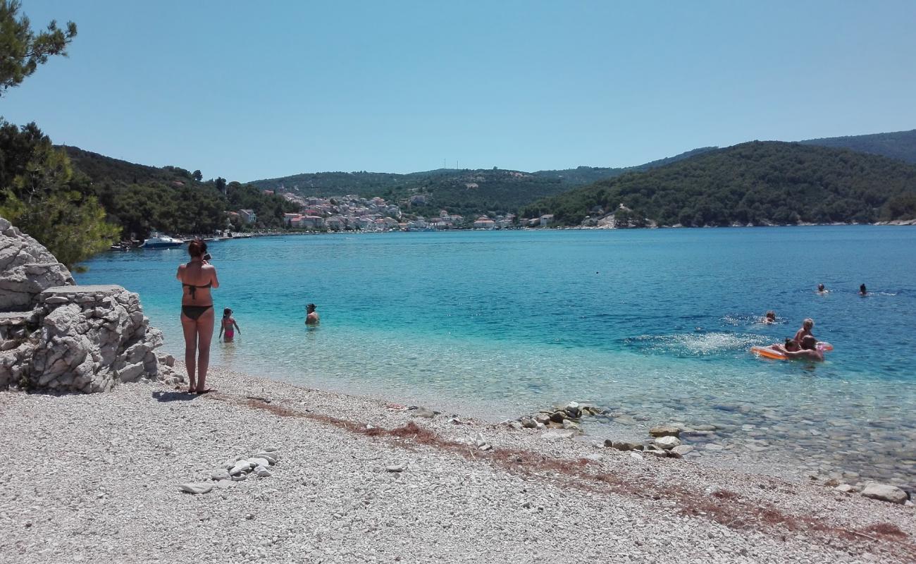 Photo de Rt Povlja beach avec galets beige de surface