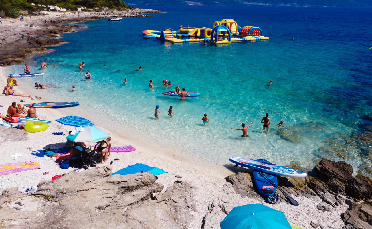 Photo de Sumartin beach avec petits galets beige de surface