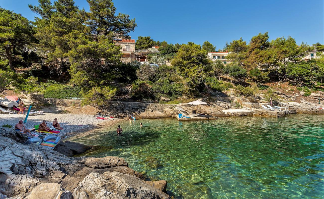 Photo de Nova Brac beach avec petits galets beige de surface