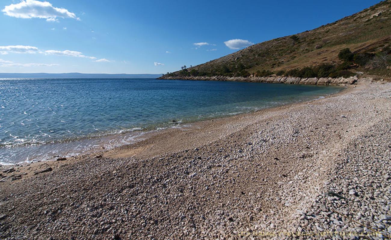 Photo de Zirje beach avec galets beige de surface
