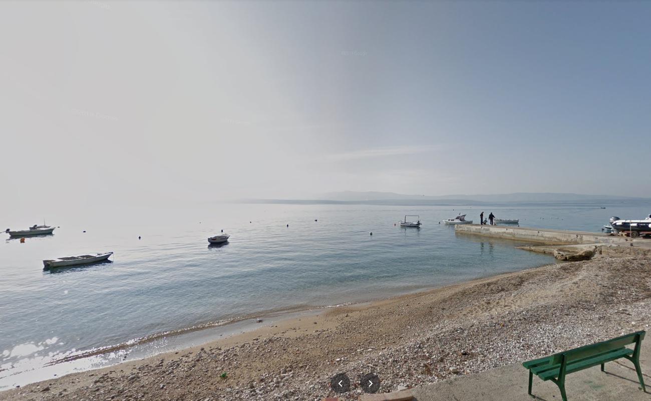 Photo de Racic beach avec l'eau turquoise de surface