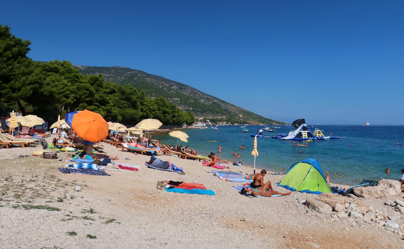 Photo de Ruza beach avec caillou clair de surface