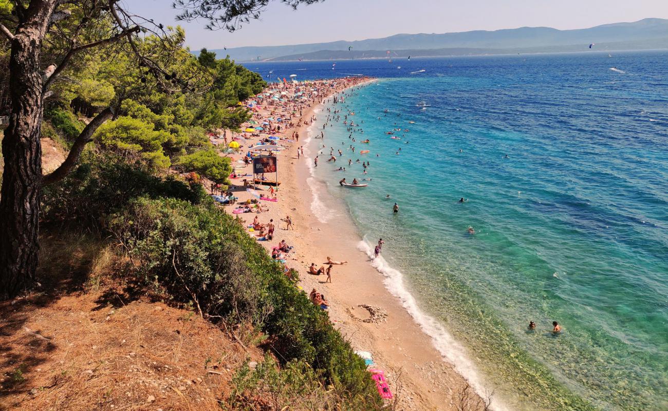 Photo de Plage de Zlatni rat avec caillou fin gris de surface