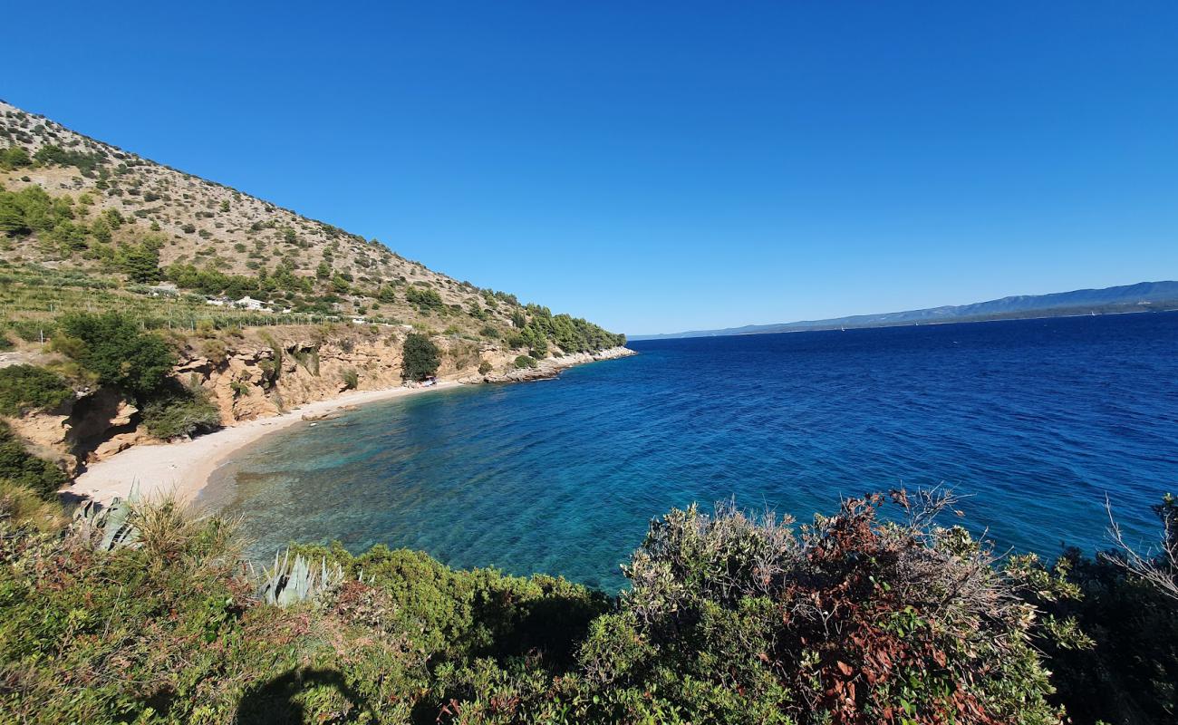 Photo de Veli Zagradac beach entouré de montagnes