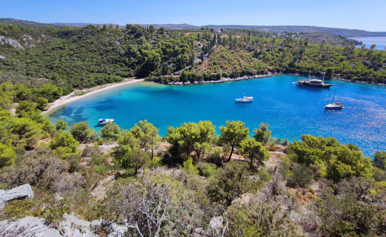 Photo de Stiniva Bay avec galets beige de surface