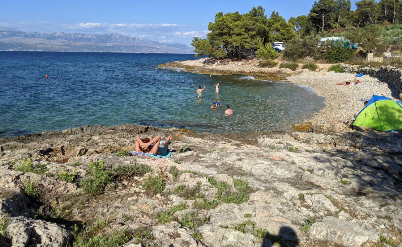 Photo de Justitija beach avec galets beige de surface