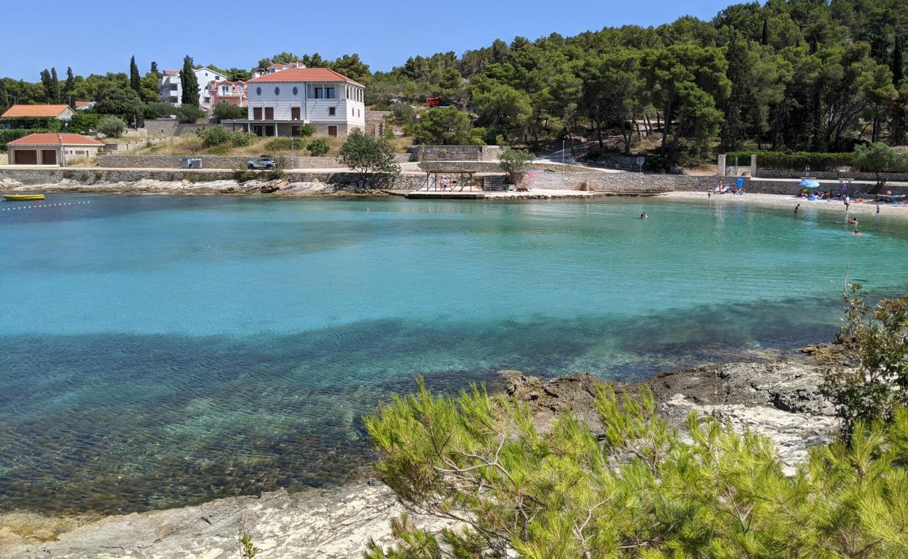 Photo de Likva beach avec sable beige & galets de surface
