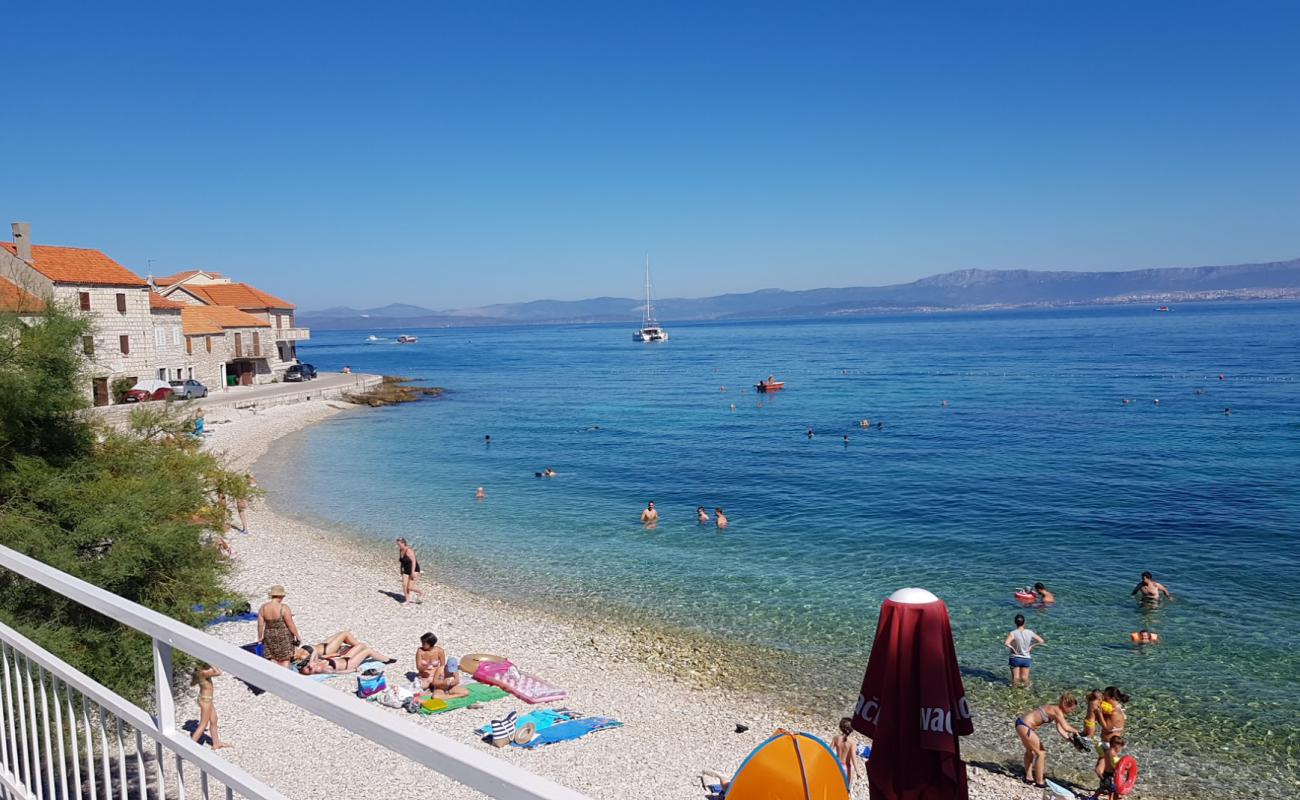 Photo de Sutivan beach avec petits galets beige de surface