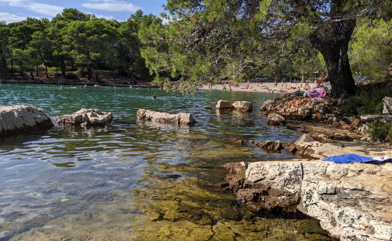 Photo de Stari Grad beach avec caillou fin clair de surface