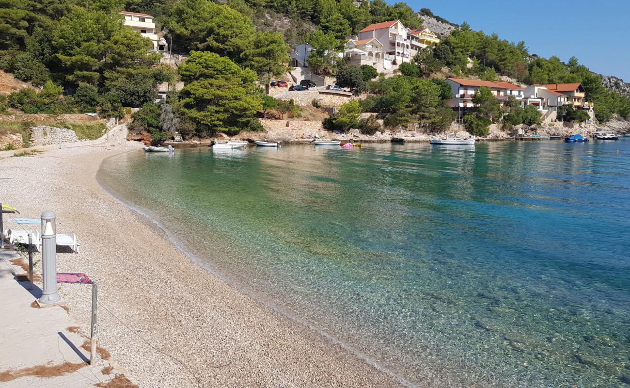 Photo de Prapatna beach avec caillou fin clair de surface