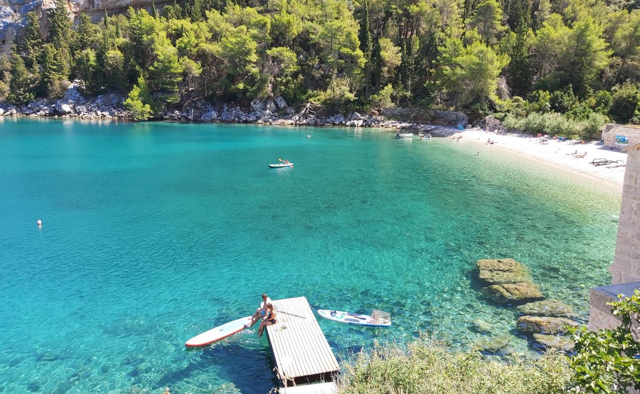 Photo de Plage de Veliki Pokrivenik avec galets beige de surface