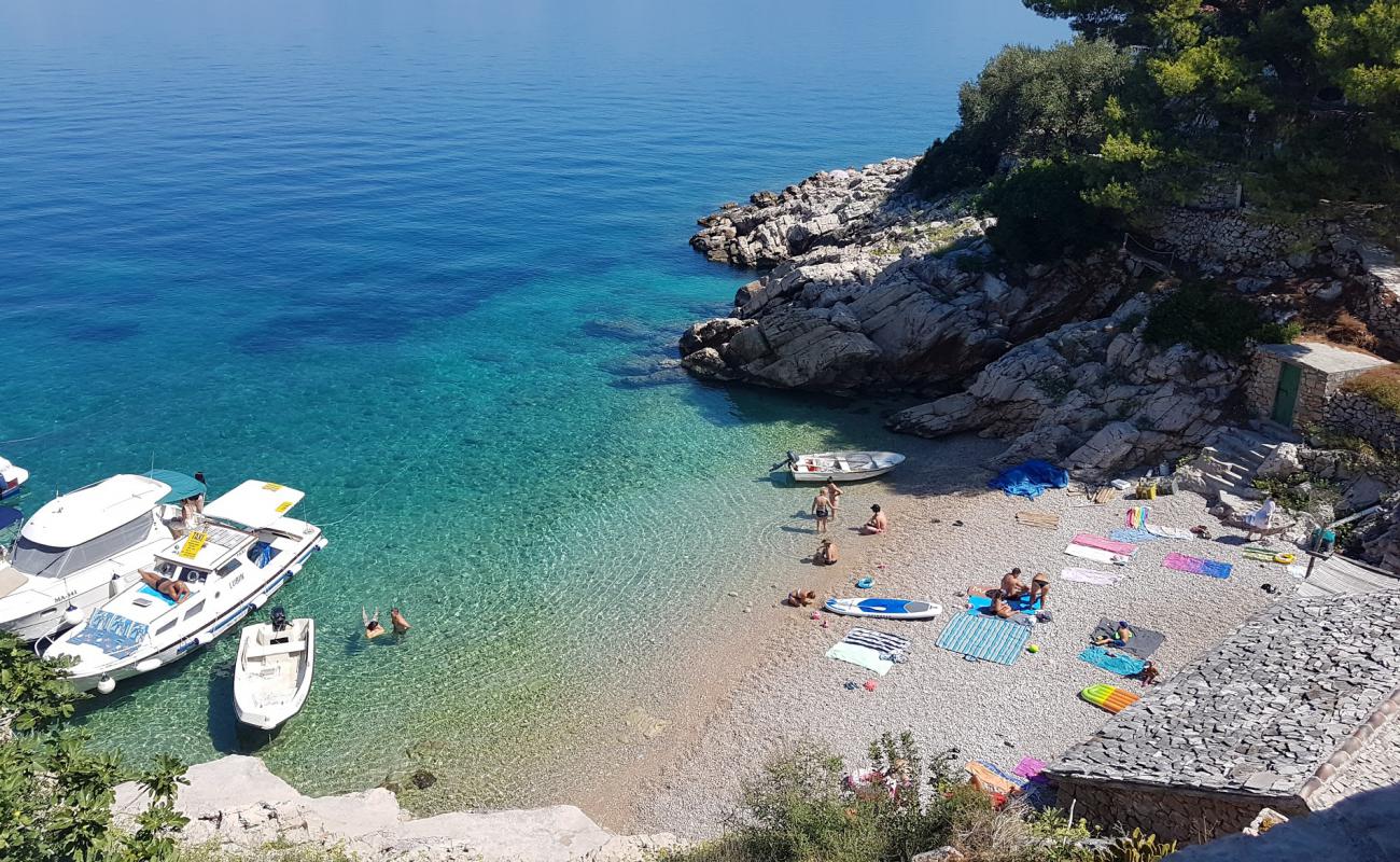 Photo de Pakomina beach avec caillou fin clair de surface