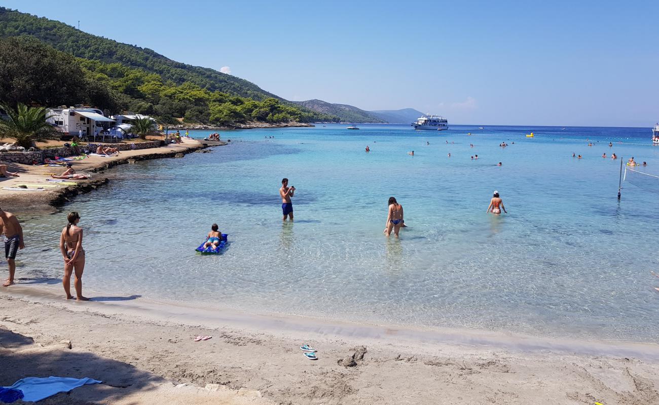 Photo de Plage de Mlaska avec sable gris de surface