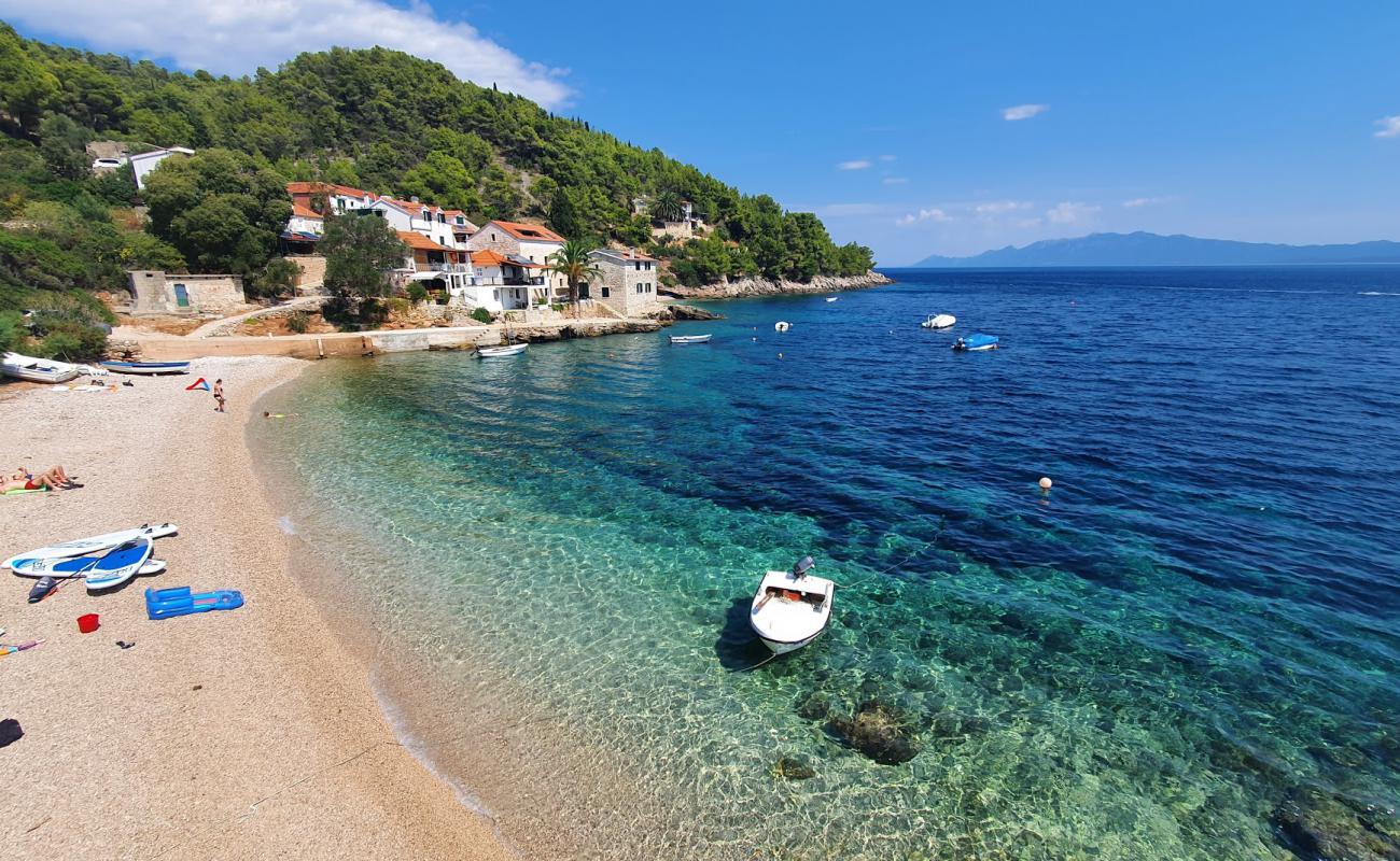 Photo de Tvrdni Dolac beach avec caillou fin clair de surface