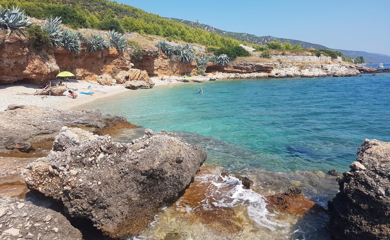 Photo de Gromin Dolac beach avec caillou fin clair de surface