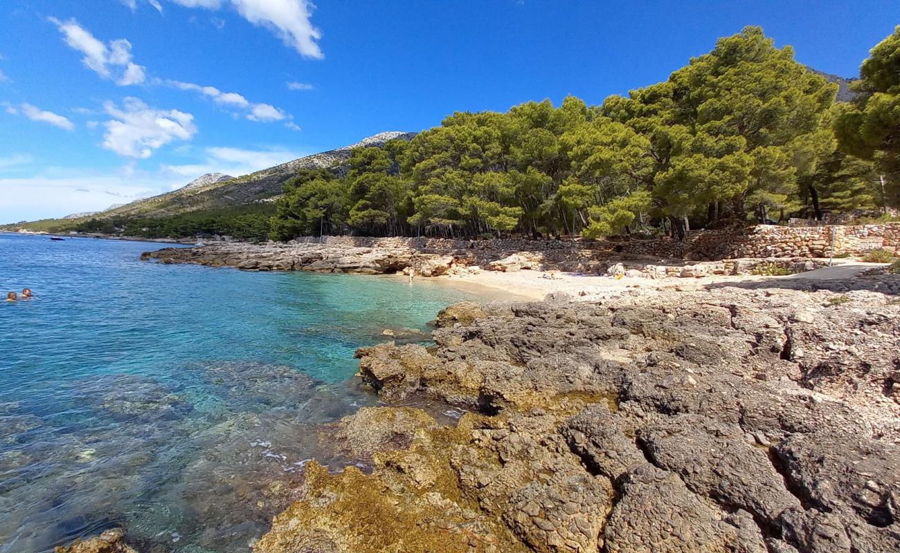 Photo de Feronija beach avec caillou fin clair de surface