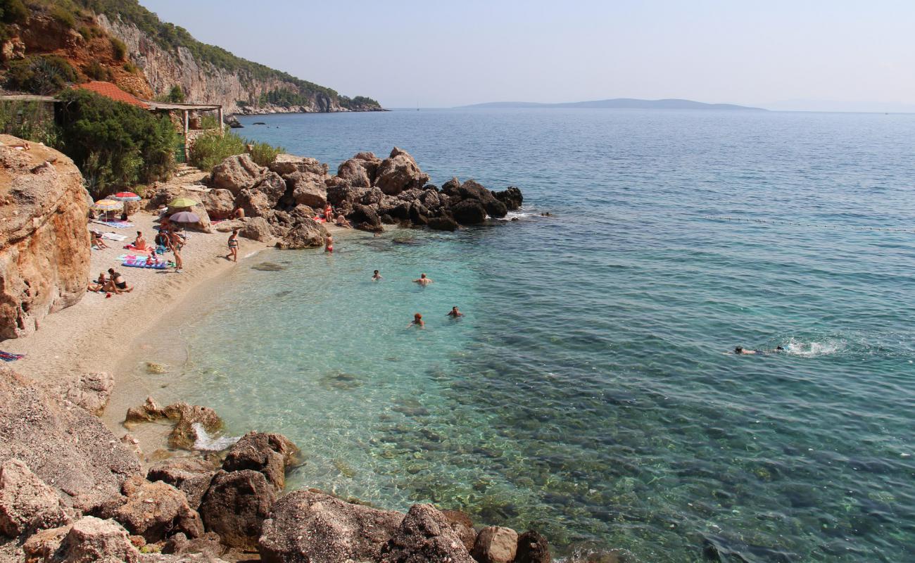 Photo de Skala beach avec caillou fin clair de surface