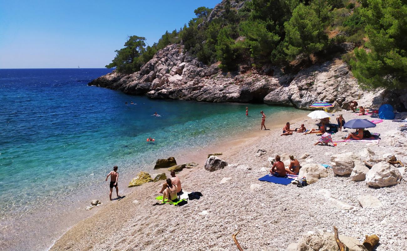 Photo de Lucisca bay beach avec caillou fin clair de surface