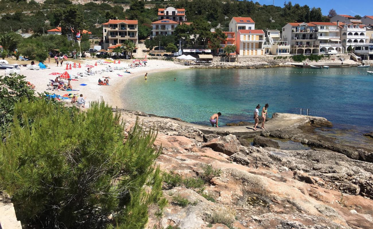 Photo de Milna beach avec caillou fin clair de surface