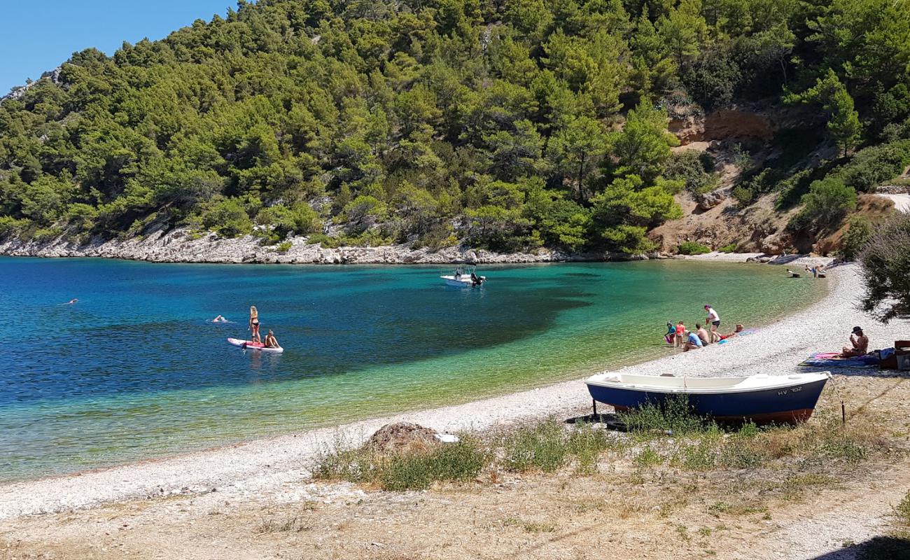 Photo de Stiniva beach avec caillou blanc de surface