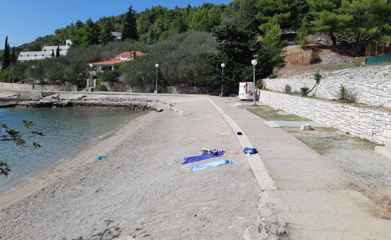 Photo de Plitvine beach avec caillou fin clair de surface