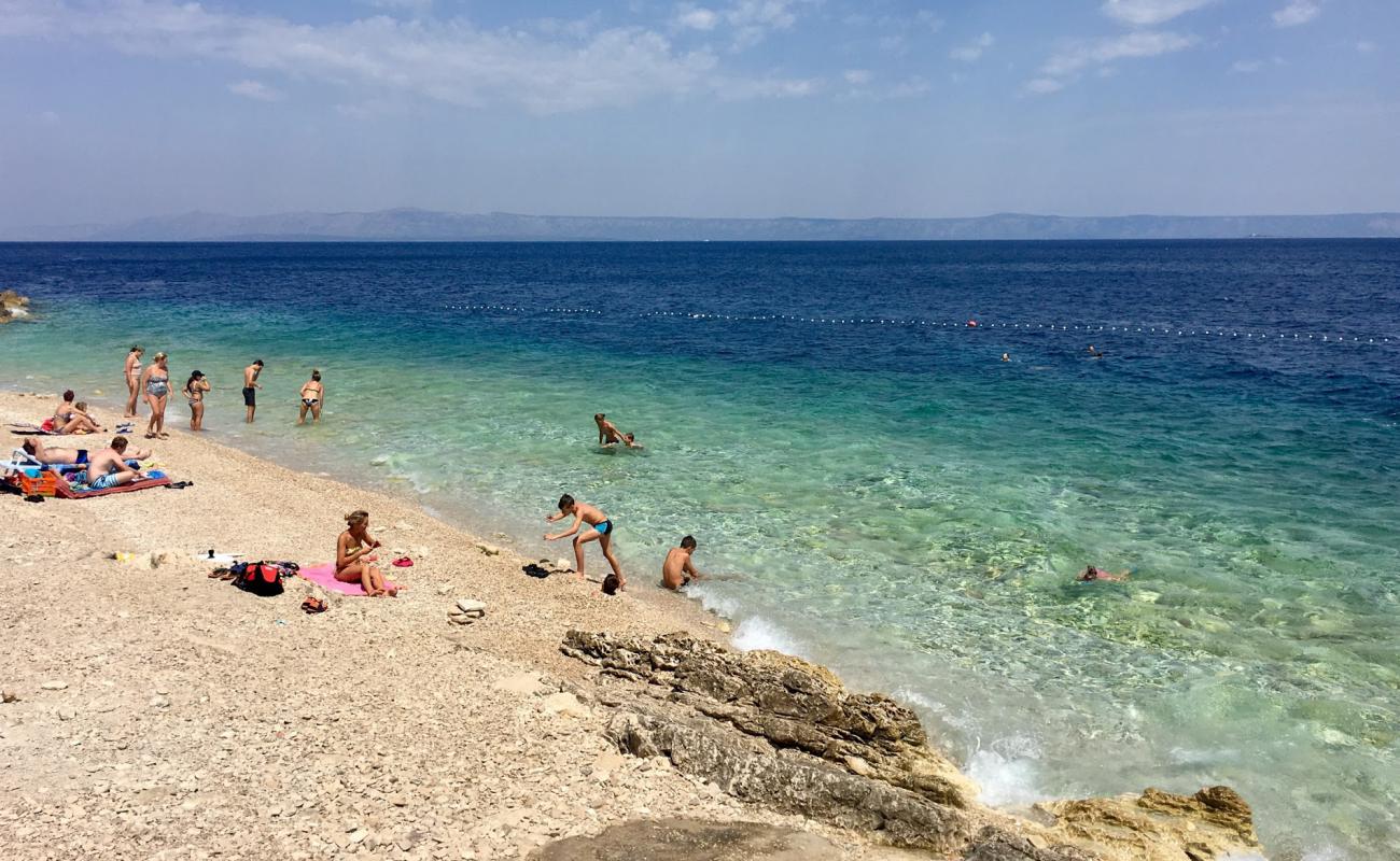 Photo de Prigradica beach avec sable blanc & galets de surface