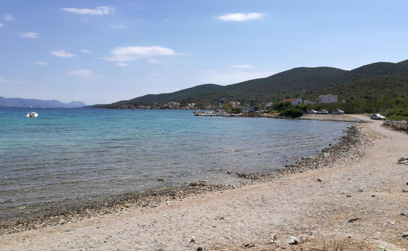 Photo de Kneza beach avec sable brillant et rochers de surface