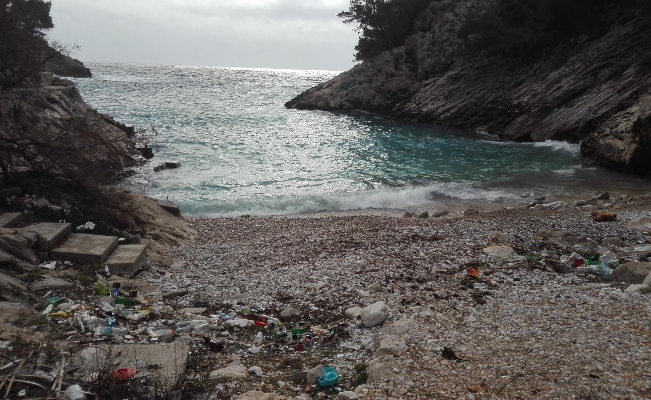 Photo de Pupnat beach avec caillou blanc de surface