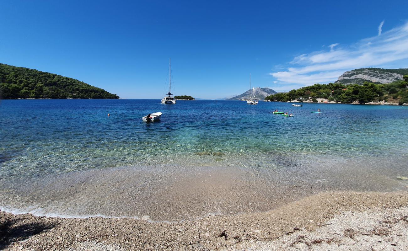 Photo de Vucine beach avec sable clair avec caillou de surface