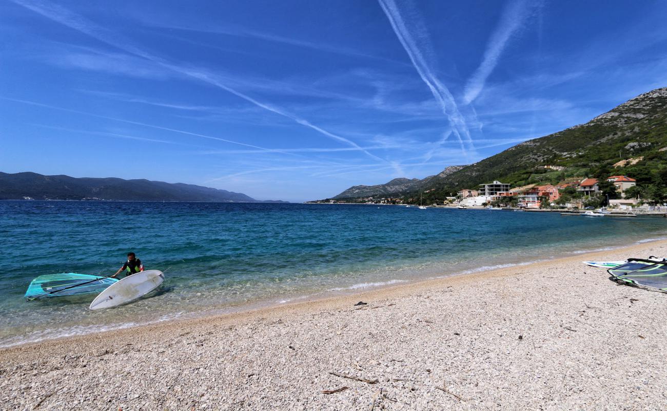 Photo de Kuciste beach avec caillou clair de surface