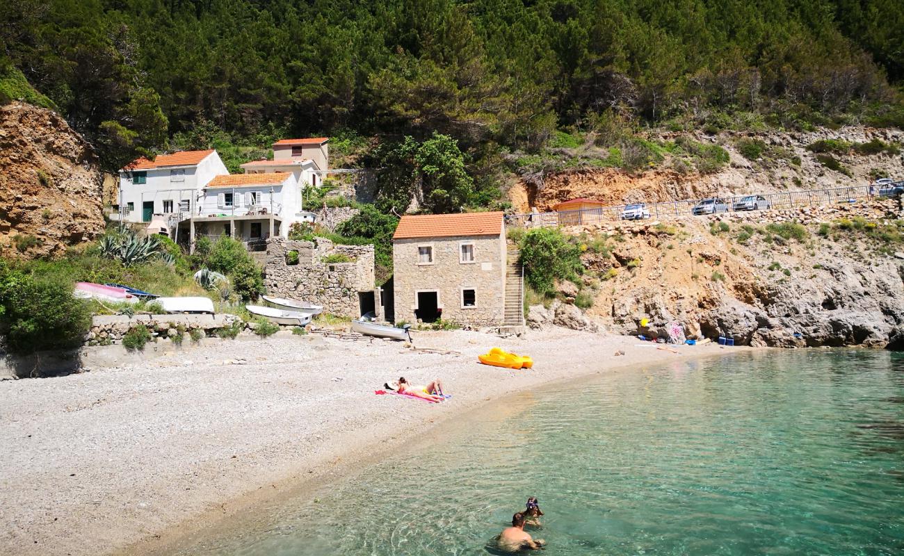 Photo de Sutmiljhoska beach avec galets beige de surface
