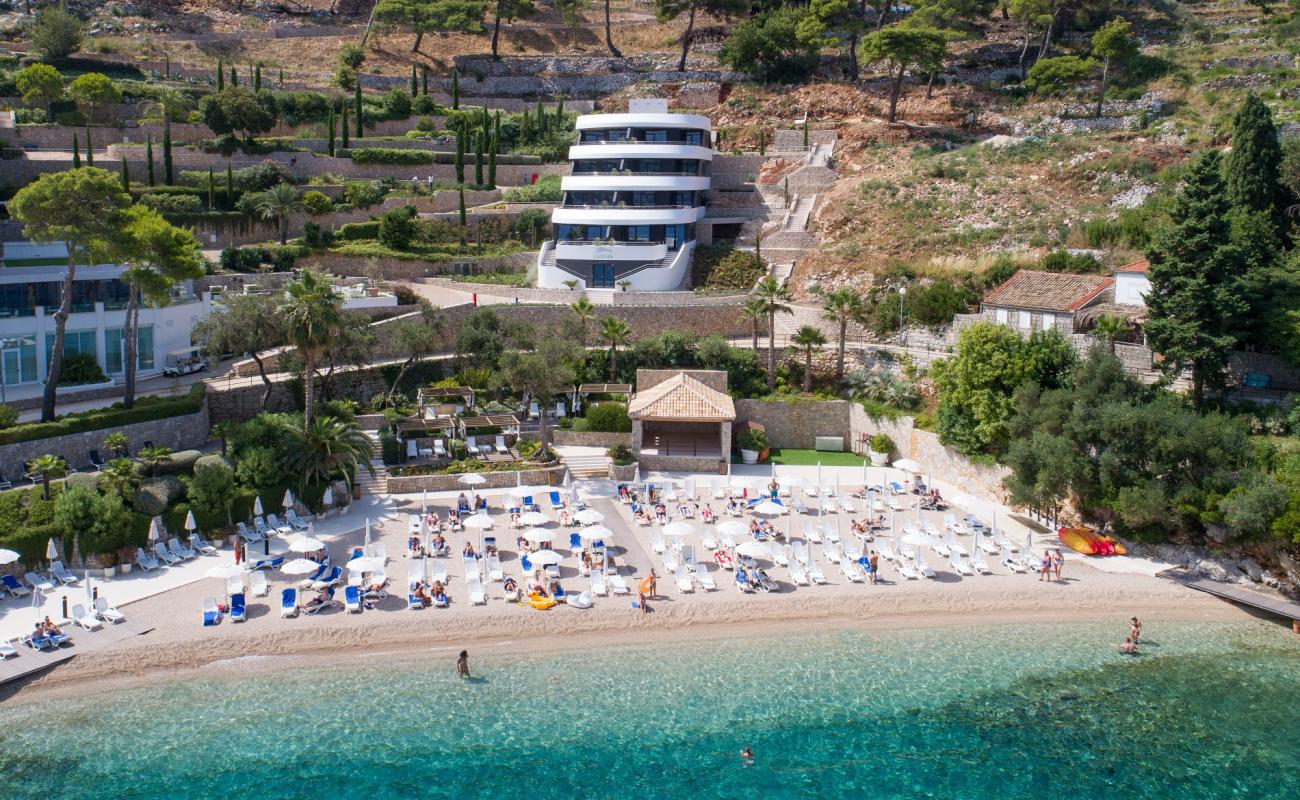 Photo de Plage d'Otok Sipan II avec caillou fin clair de surface