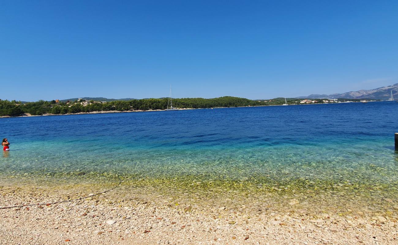 Photo de Otocic Vrnik avec caillou blanc de surface